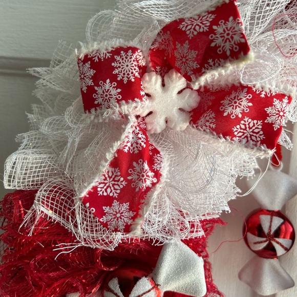 Festive Red and White Holiday Wreath - Picture 3 of 4